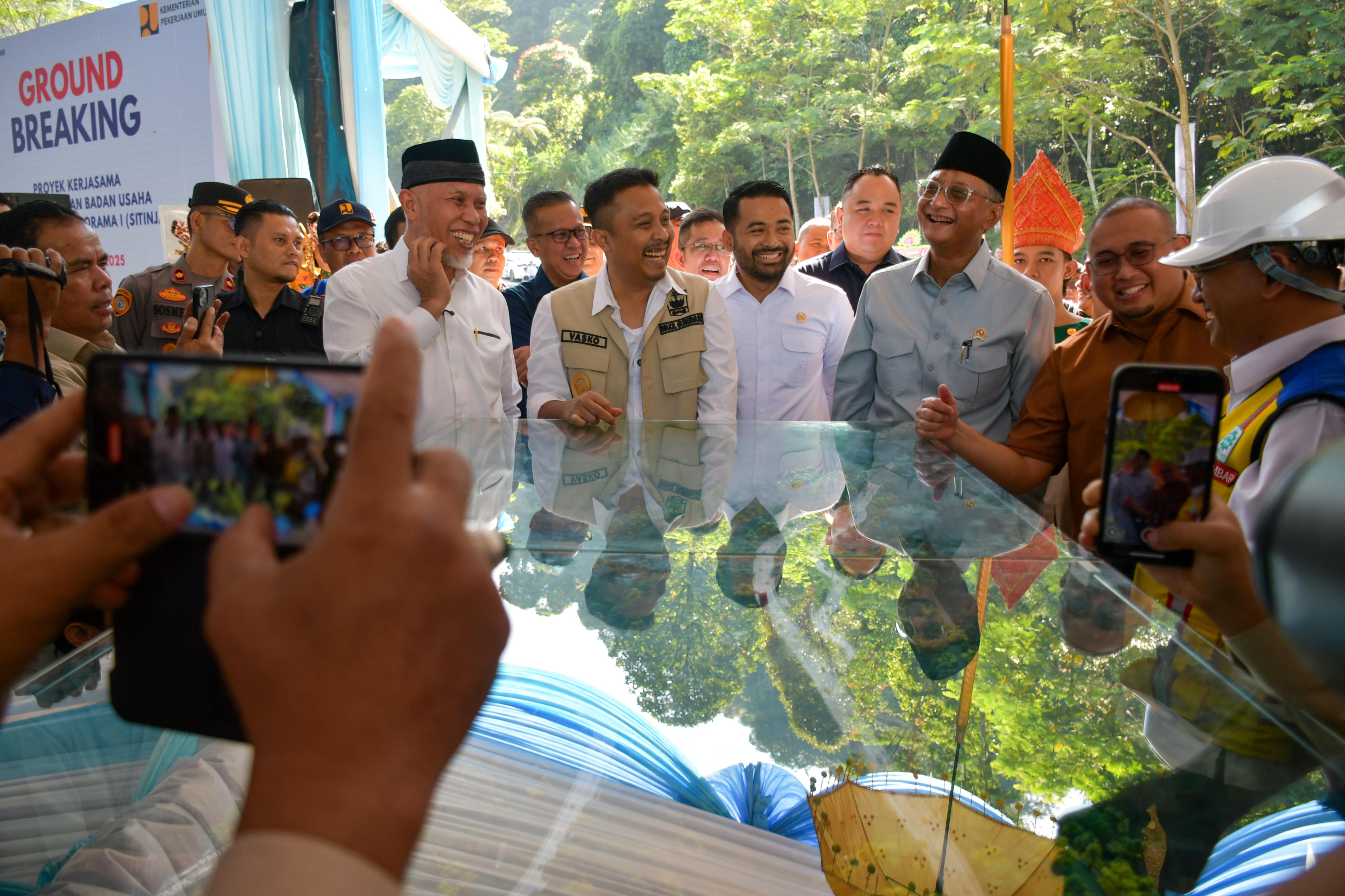 Menteri PU Doddy Hanggodo meninjau masterplan Flyover Sitinjau Lauik usai acara graoundbreaking proyek pembangunan Flyover Sitinjau Lauik, Sabtu (3/5/2025). Acara graoundbreaking itu turut dihadiri Wakil Ketua Komisi VI DPR RI Andre Rosiade dan Anggota DP